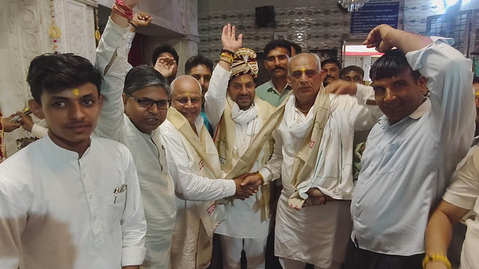 चुलकाना धाम पहुंचने पर विधायक का स्वागत करते ग्रामीण। संवाद