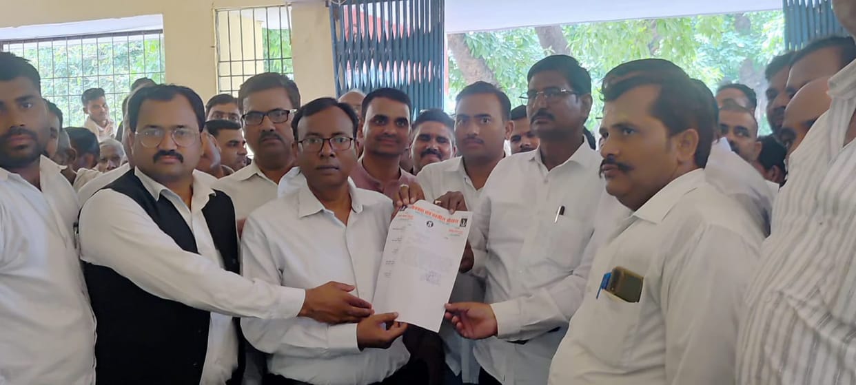 Lawyers protest against lathicharge in Lucknow