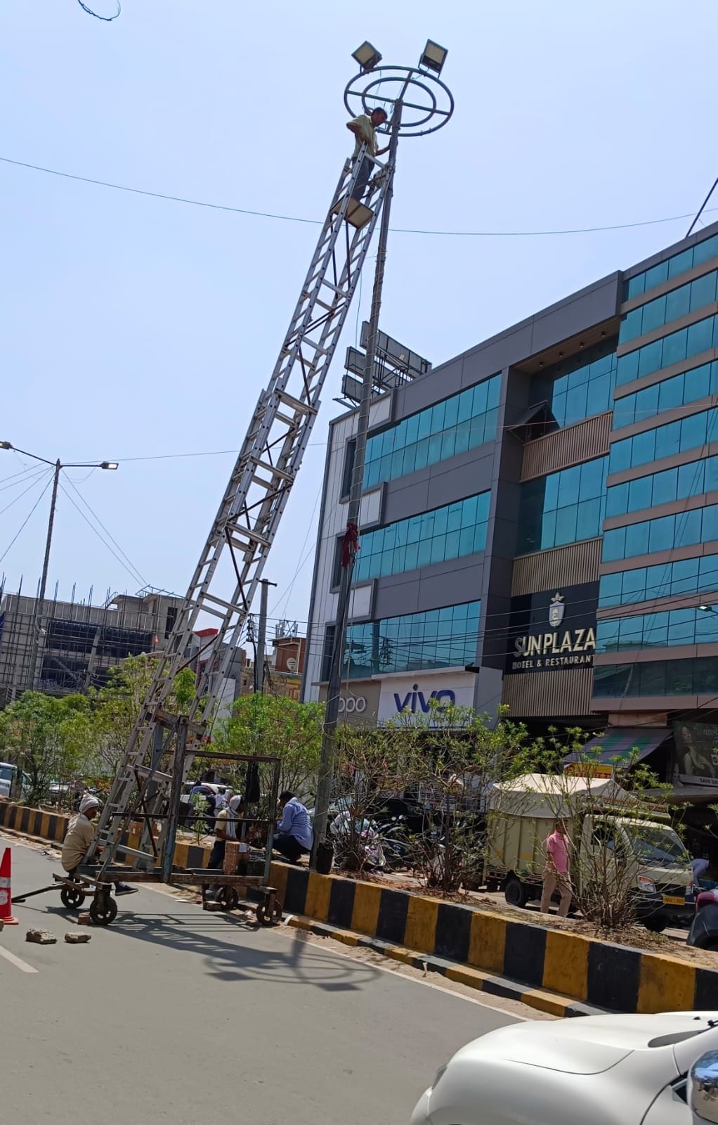 The Municipal Council for the maintenance and repair of malfunctioning streetlights in the city.
