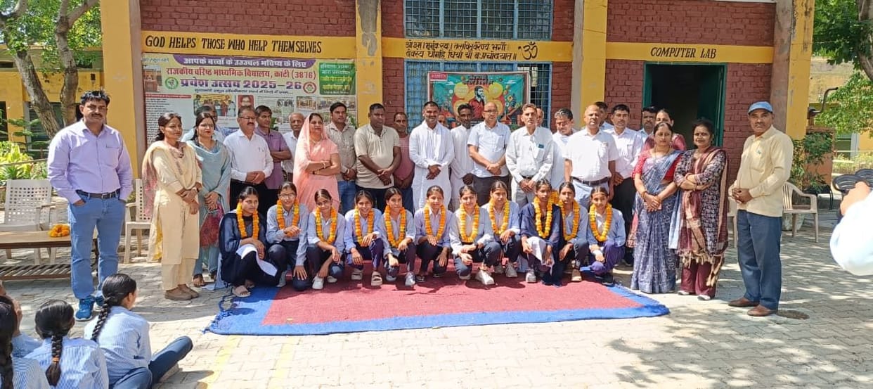 A rally featuring DJs and tractor-trolleys was organized to honor meritorious students.