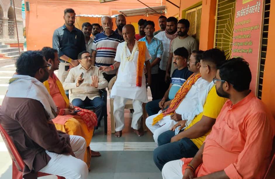 गंगा दशहरा की तैयारी को लेकर बेल्हा देवी धाम में बैठक करते पदाधिकारी। संस्था