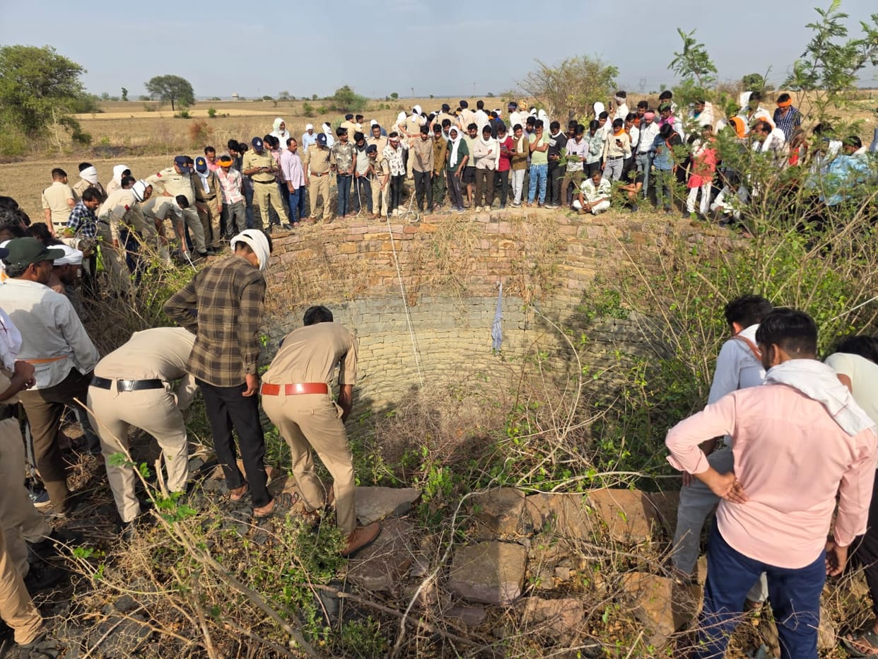 The body of a youth missing for 36 hours was found in a well, with marks of a sharp edge on his neck