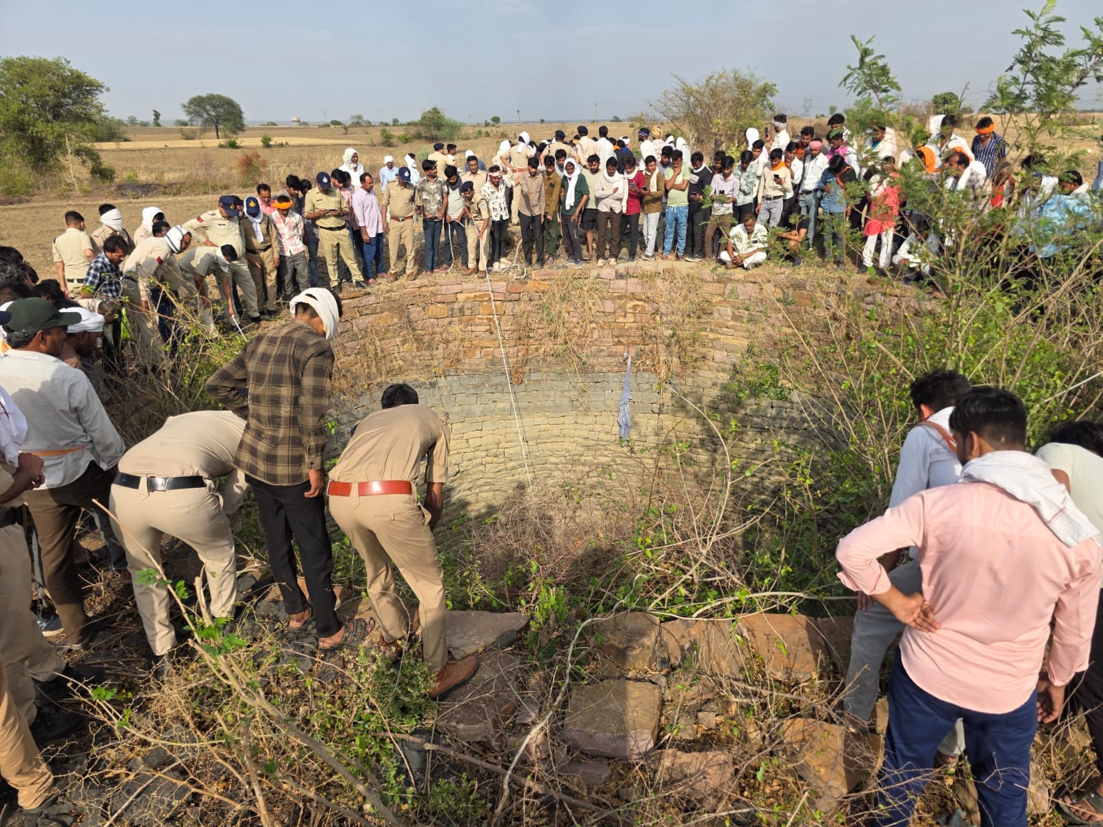 घटनास्थल पर मौजूद जनसमूह