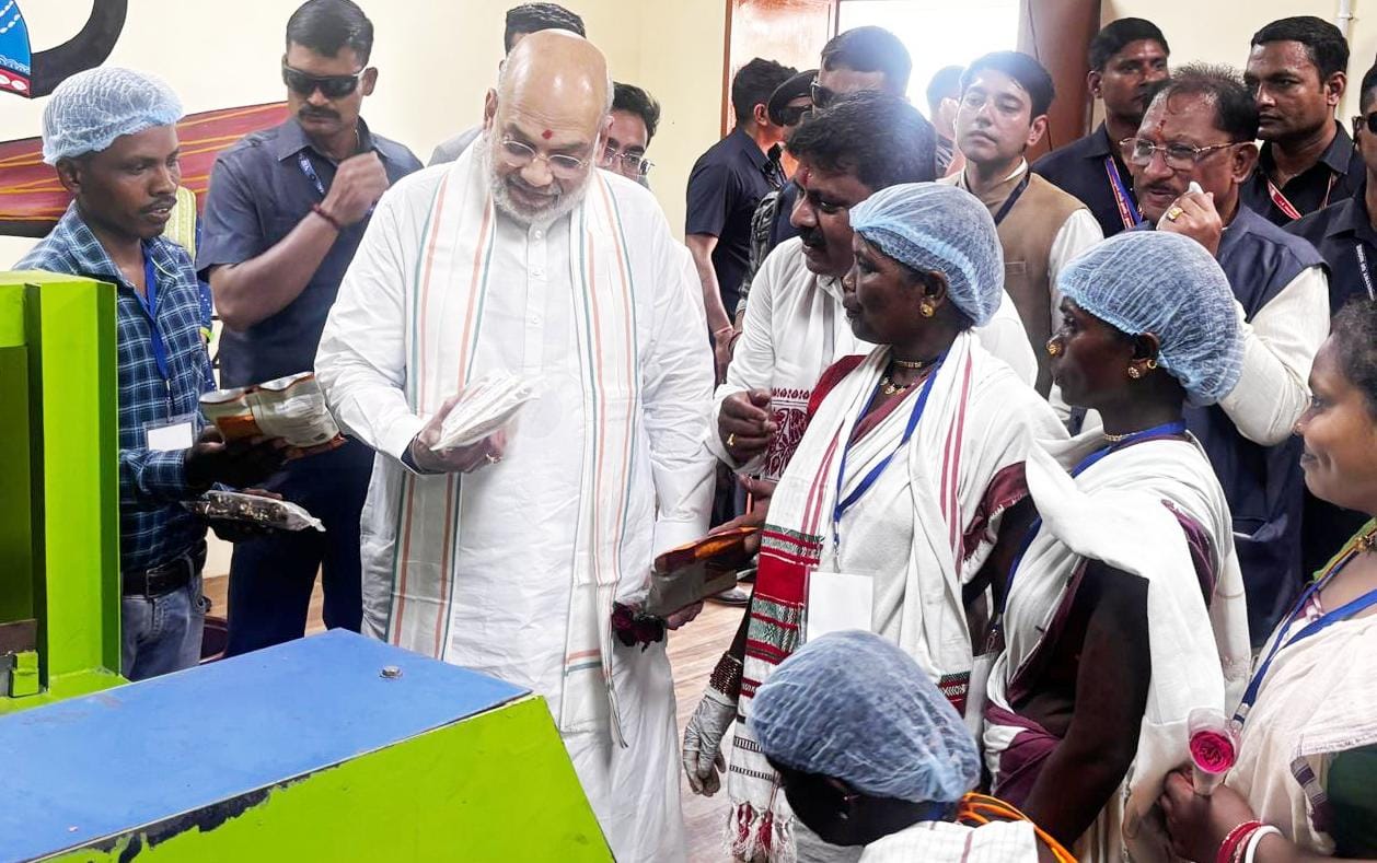 इमली का स्वाद लेते केंद्रीय गृह मंत्री