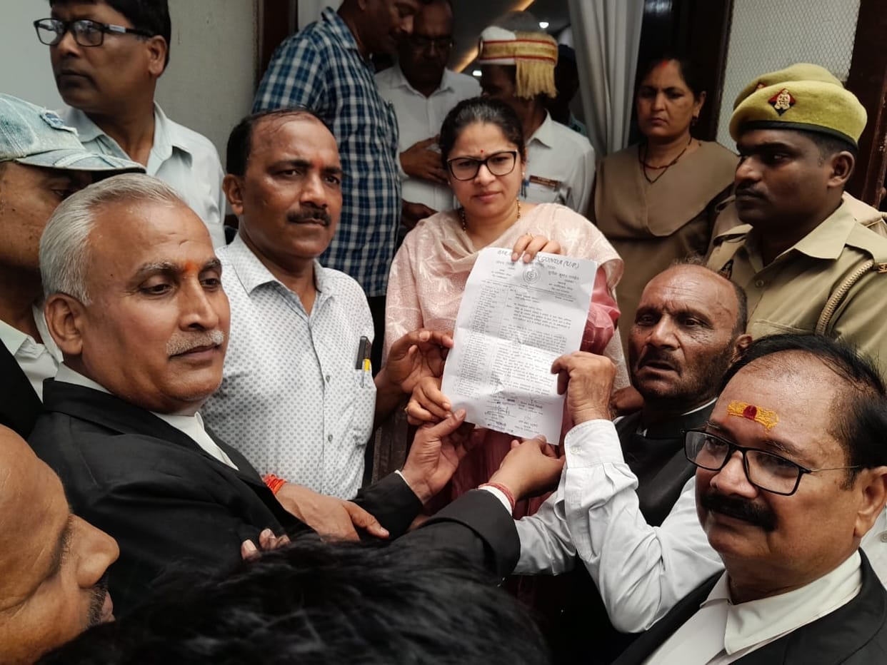 Lawyers protest against lathicharge in Lucknow