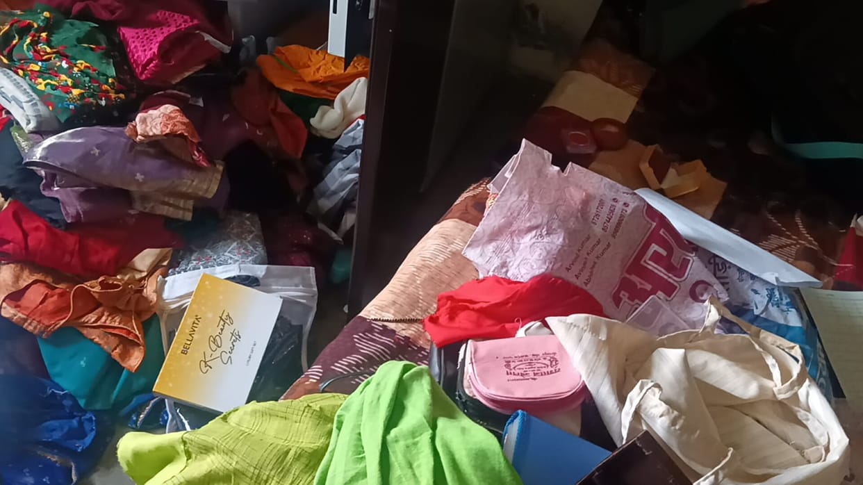 Family was sleeping with cooler on, lakhs stolen from home