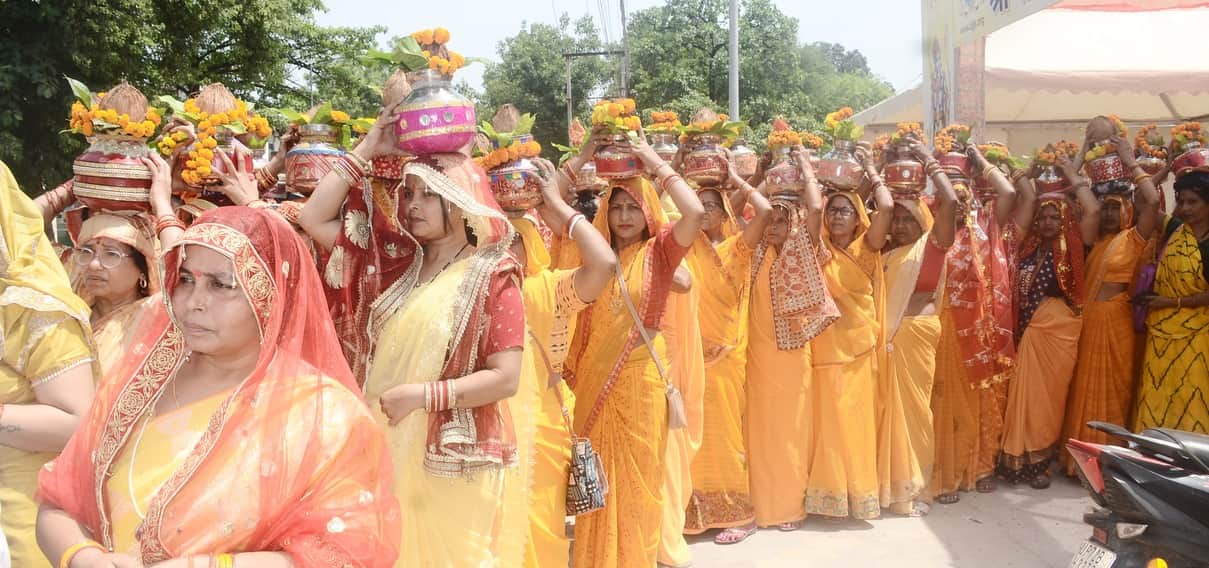 Kalash Yatra was taken out before Shri Ram Katha.