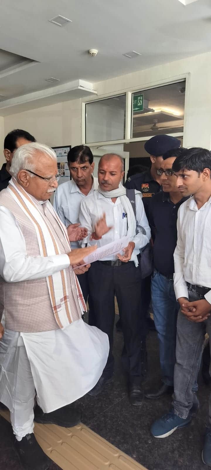 केंद्रीय मंत्री मनोहर लाल को ज्ञापन सौंपते प्रांत सचिव प्रमोद कुमार व अन्य। स्रोत : इकाई