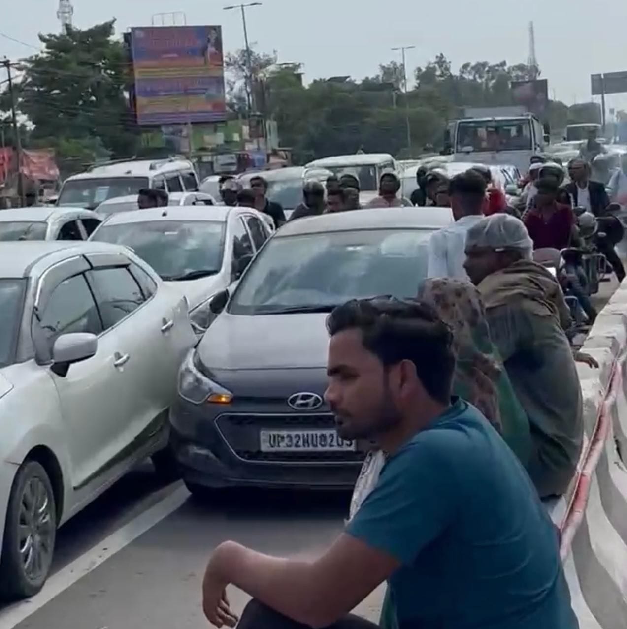 लखनऊ-अयोध्या हाईवे स्थित सफेदाबाद कस्बे में ऐसे लगता है जाम। (फाइल फोटो)