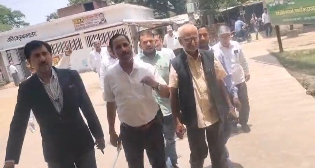 Protest against demolition of advocates' chambers and lathicharge
