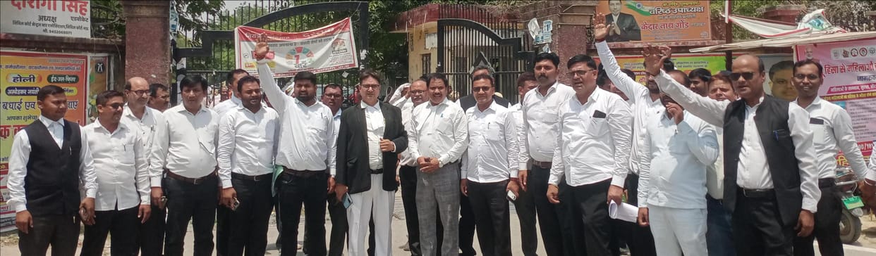 Lawyers protested against the lathicharge incident in Lucknow.