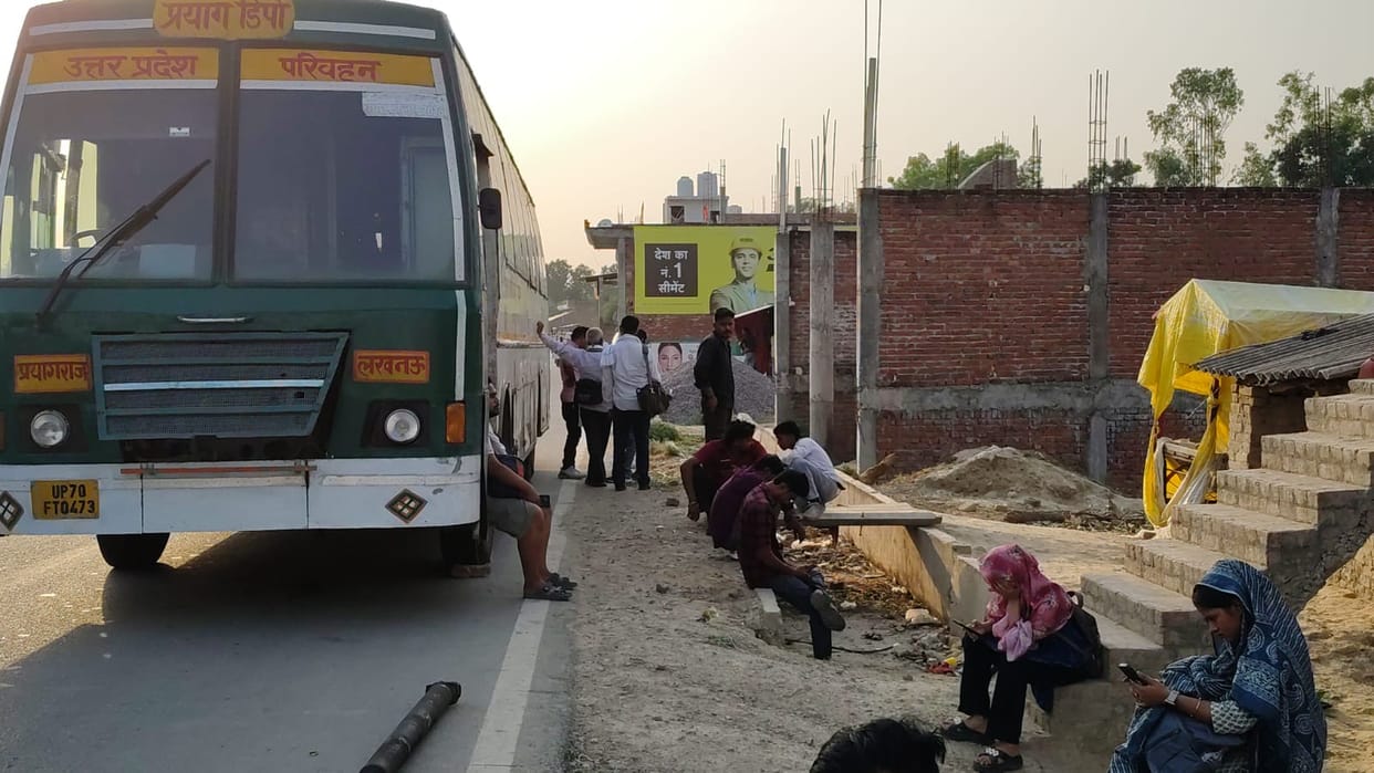 The axle of an AC bus going from Lucknow to Prayagraj broke, passengers narrowly escaped