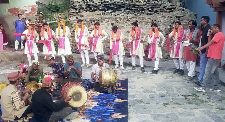 People danced to Kullvi Naati at Saranahuli Mela Chaung.