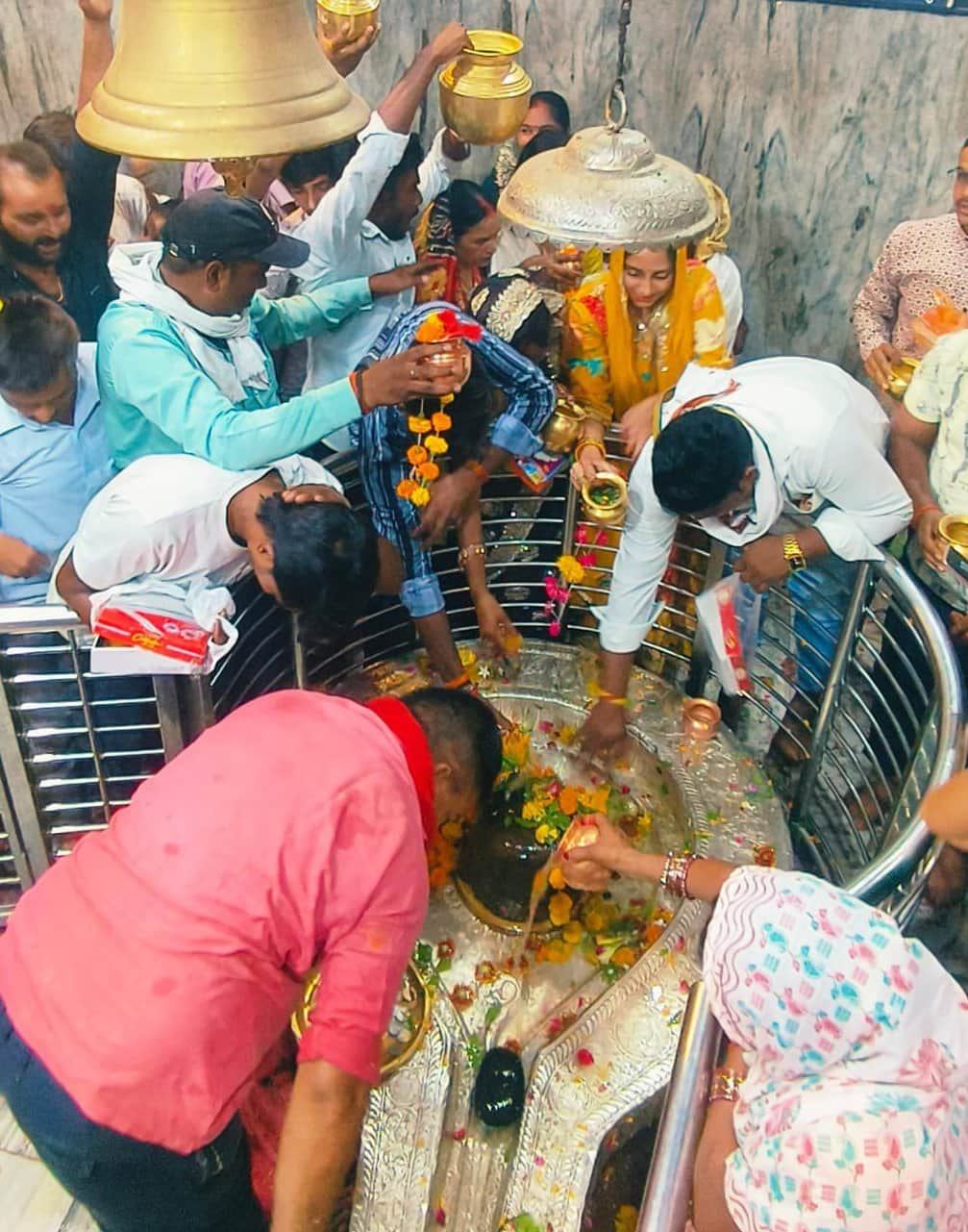 Water anointing of Mahadev, echo of Har Har Bam Bam