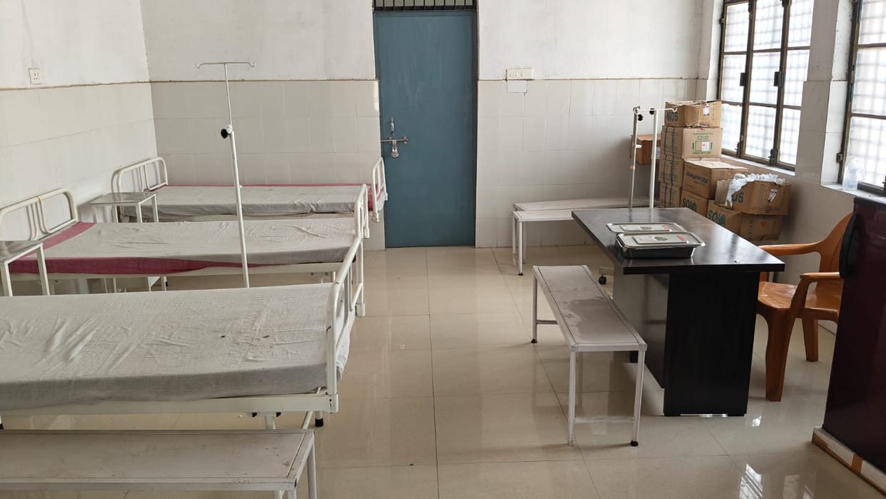 A cold room was set up with just one cooler, with no cold compress or ice pack.