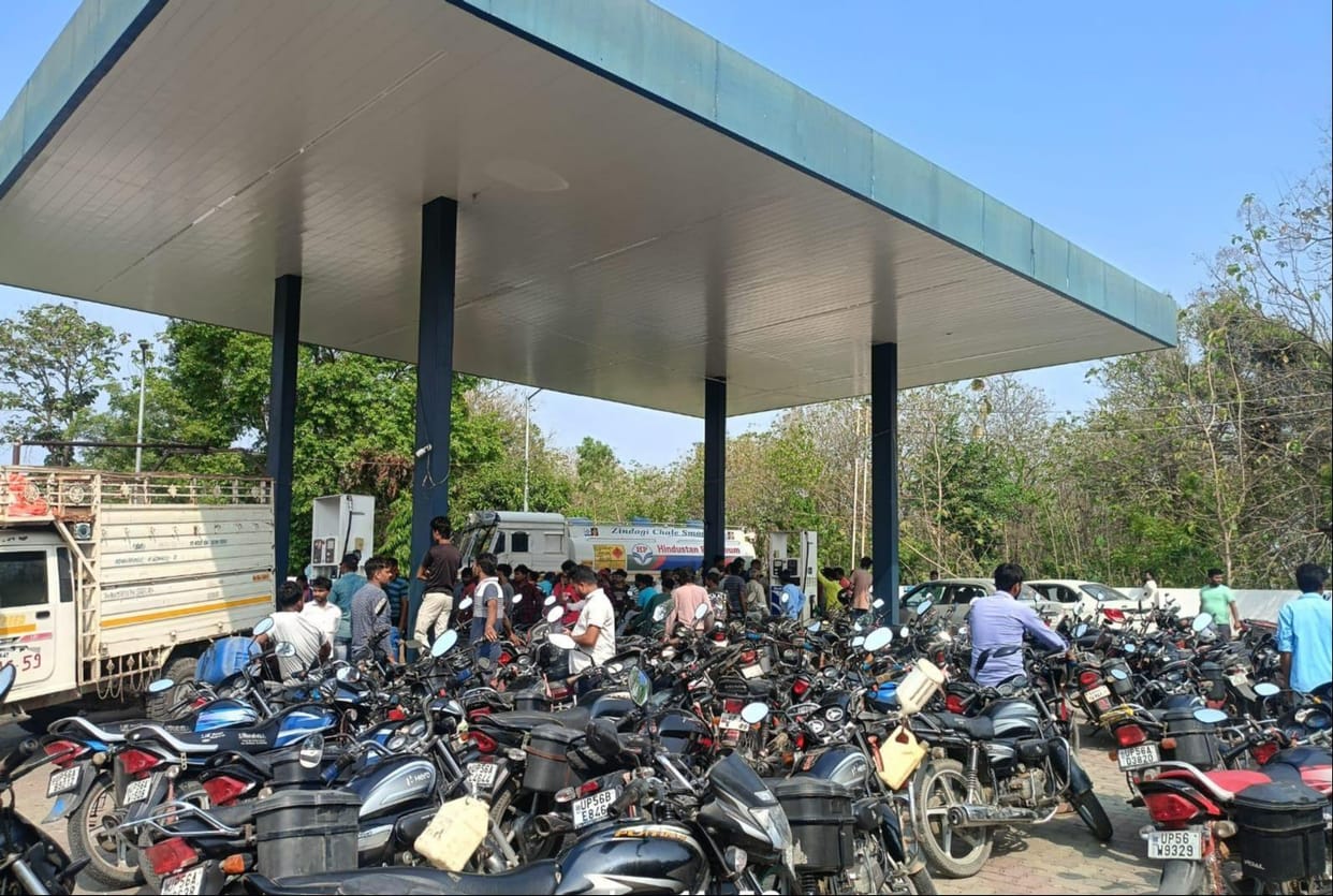 Diesel-petrol crisis deepens, long queues at pumps