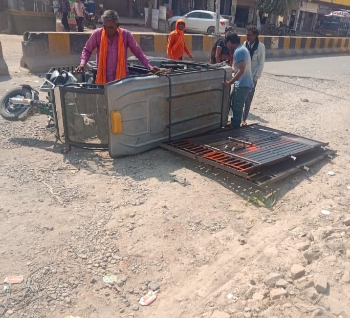 E-rickshaw overturns in potholes on Lipulekh-Bhind Highway.