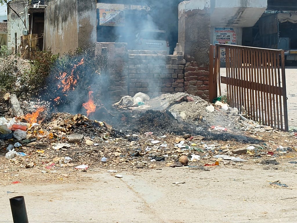 Burning garbage pollutes the environment