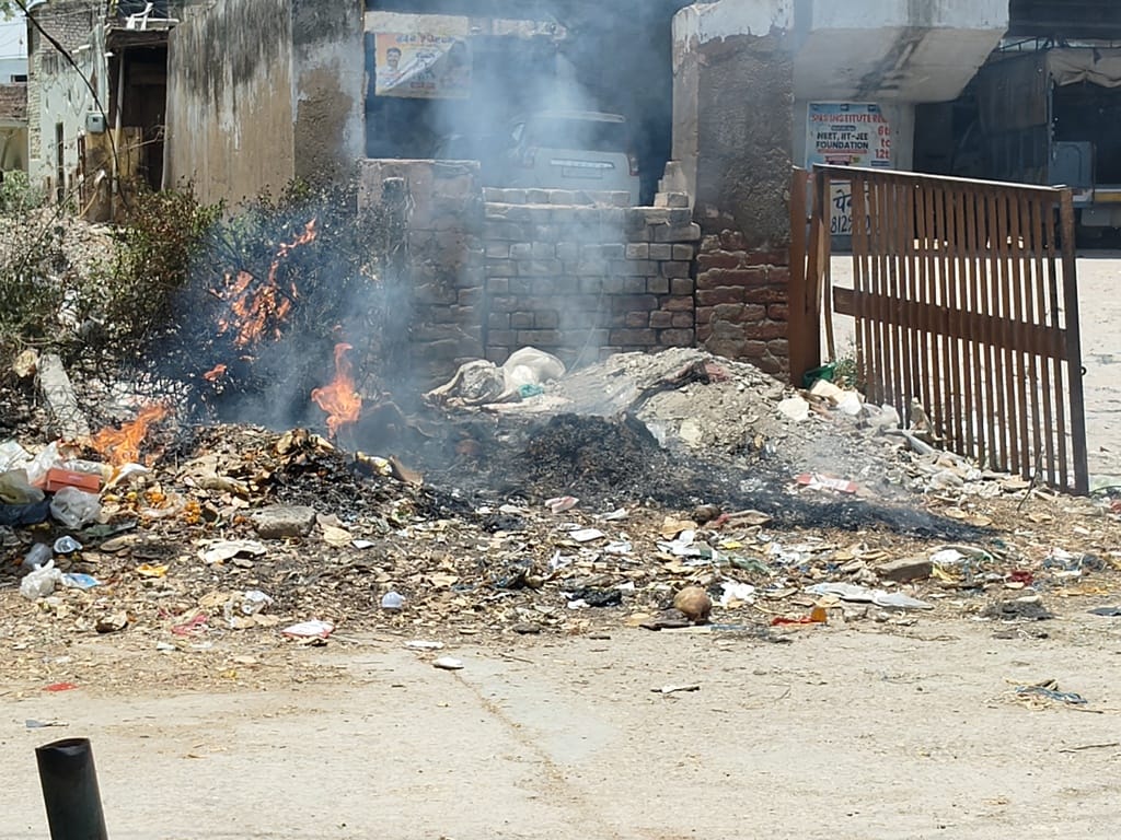 Burning garbage pollutes the environment