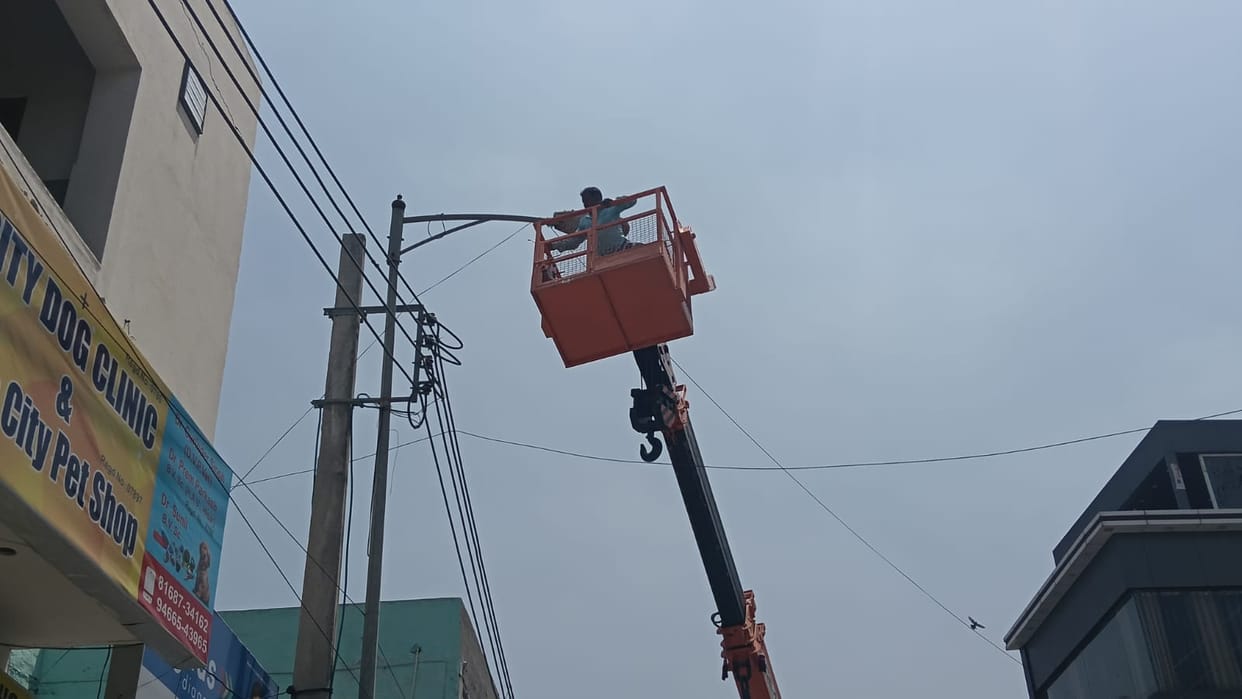 The city's roads will be illuminated, work on street light repair has begun.