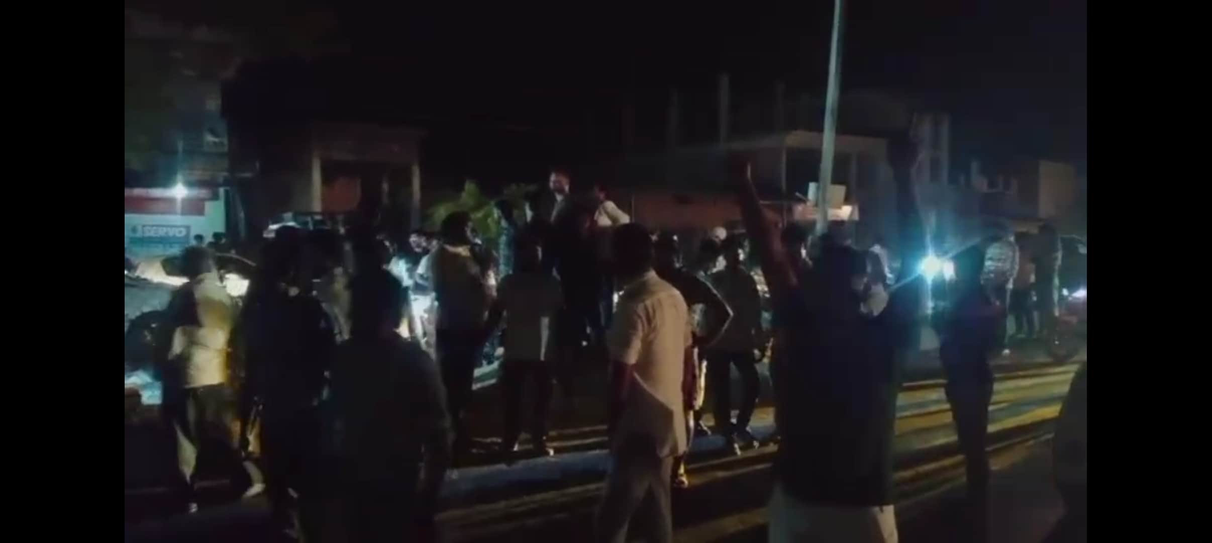 बिजली आपूर्ति ठप होने के बाद सड़क पर टहलते लोग।