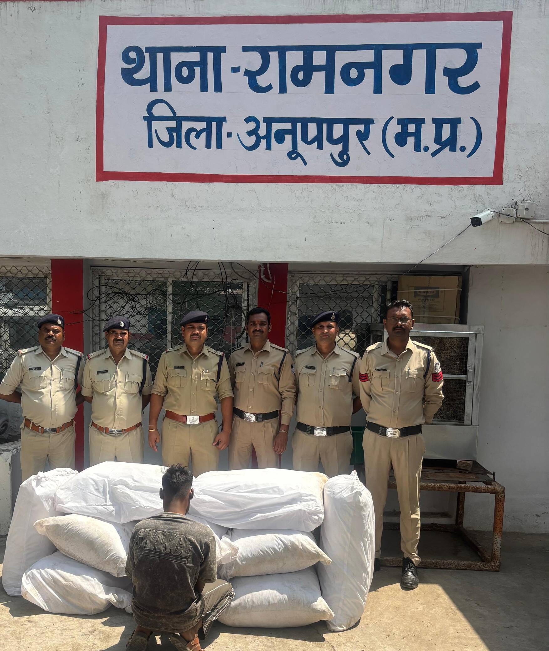 पुलिस गिरफ्त में आरोपी और जब्त गांजा