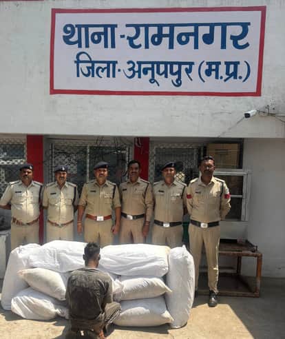 Seeing the police, the ganja smuggler started running at high speed, the uncontrolled vehicle met with an