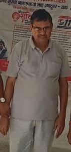 पुलिस की गिरफ्त में खड़ा 10 हजार का इनामी पूर्व प्रधान। संवाद