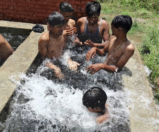 Mercury crosses 40 degrees, silence in city markets