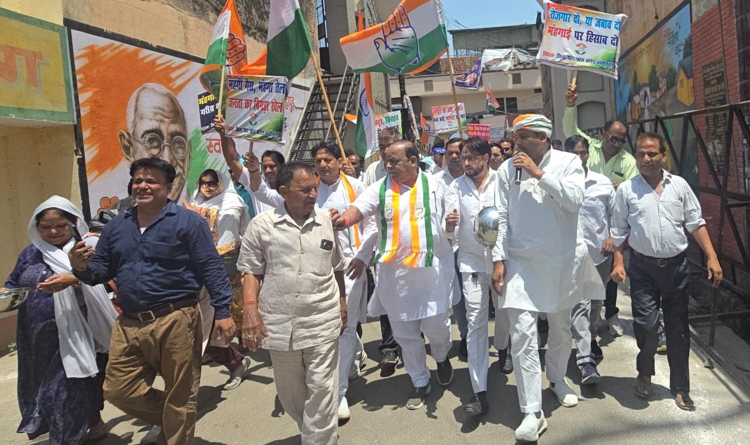 प्रदर्शन करते हुए नगर पालिका में जाते कांग्रेसी। संवाद