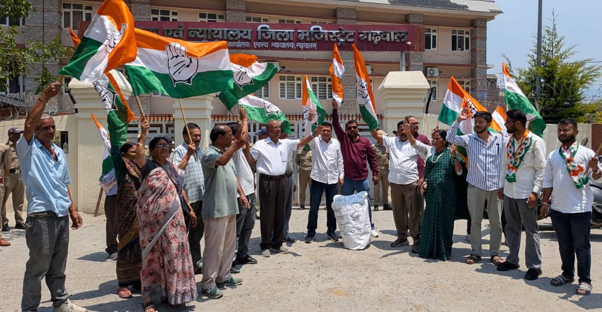 Congress protests against rising inflation in Pauri