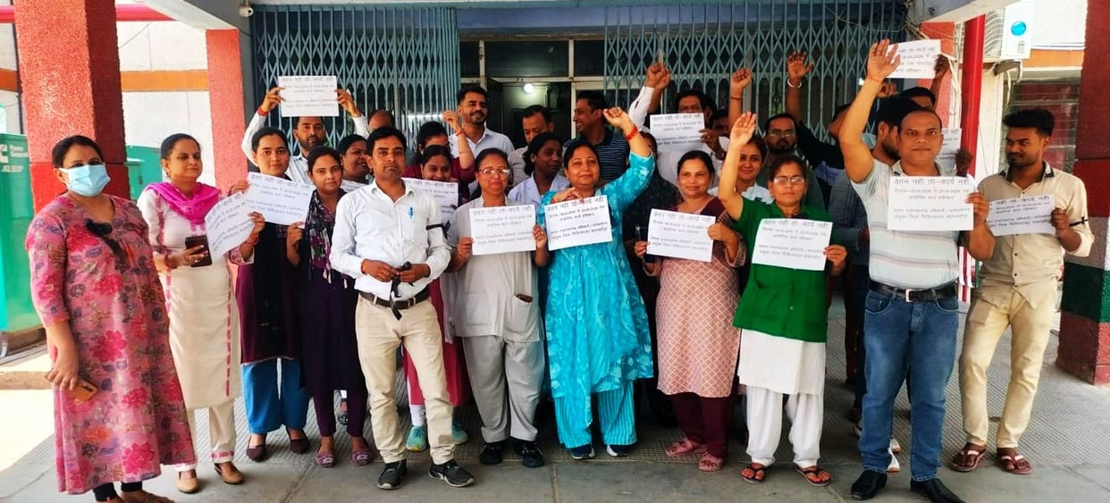 Contractual workers staged a protest by wearing black armbands over the non-receipt of their honorarium.