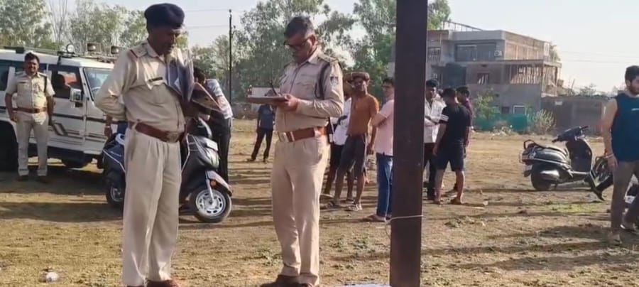 जांच करती पुलिस