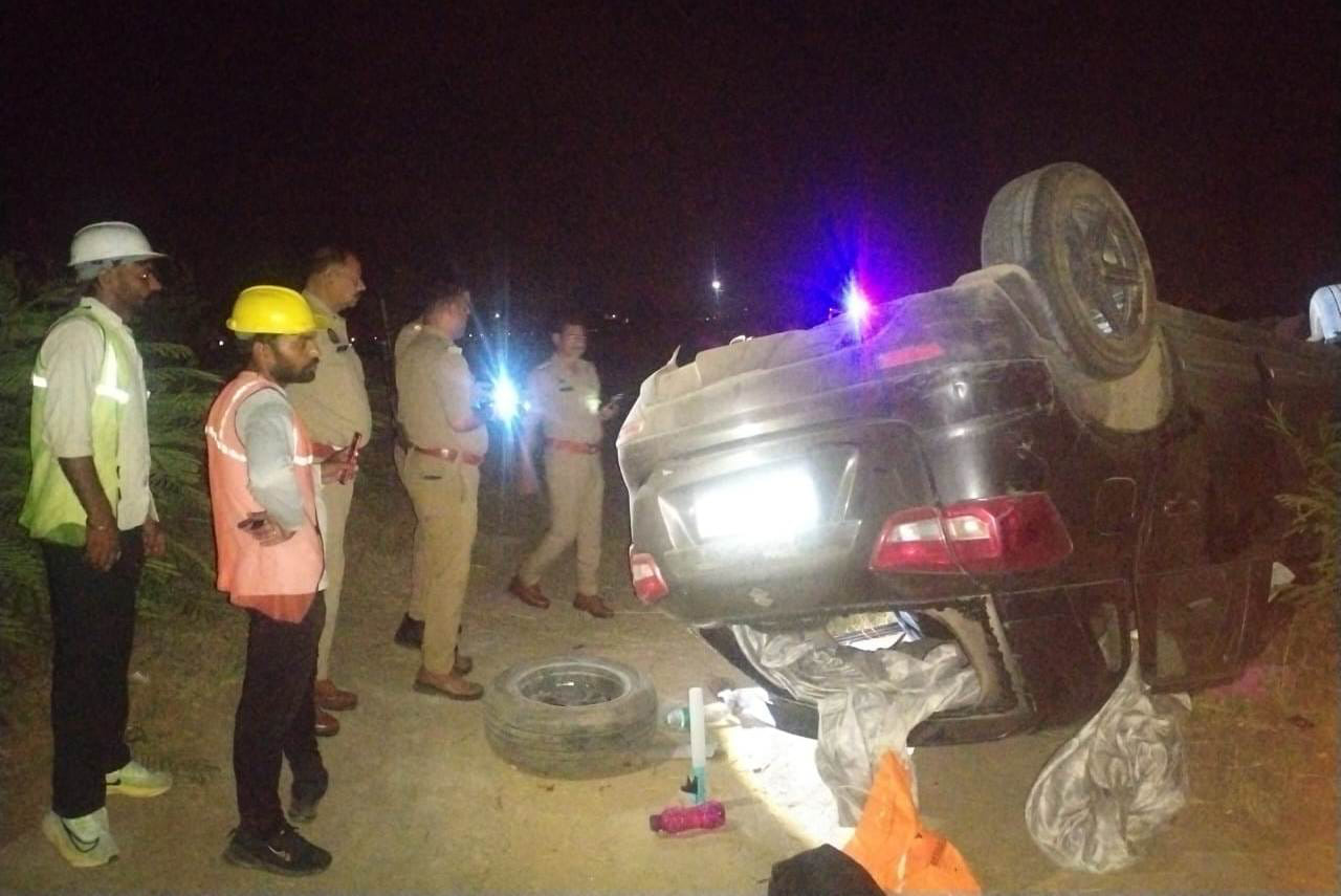 सिंभावली क्षेत्र में एक्सप्रेसवे पर पलटी कार। स्रोत जागरूक पाठक