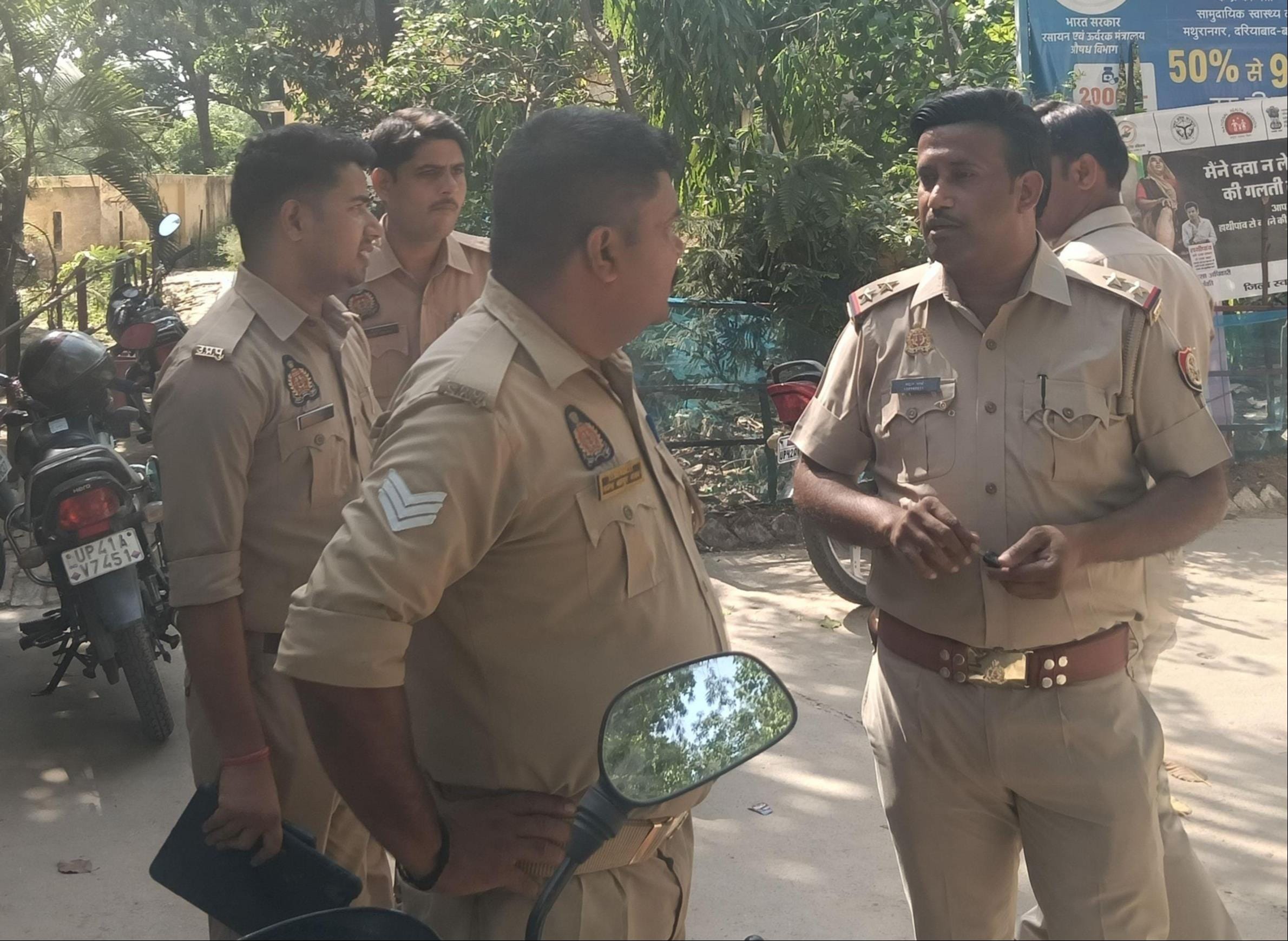सीएचसी मथुरा नगर में सीमा विवाद को लेकर बहस करते पुलिसकर्मी।  संवाद