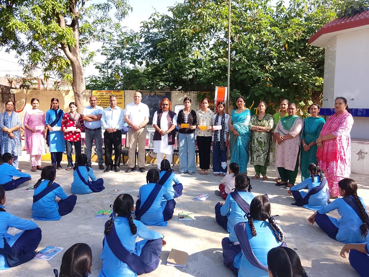 Meritorious students of Singa School received cash prizes, boosted their morale.