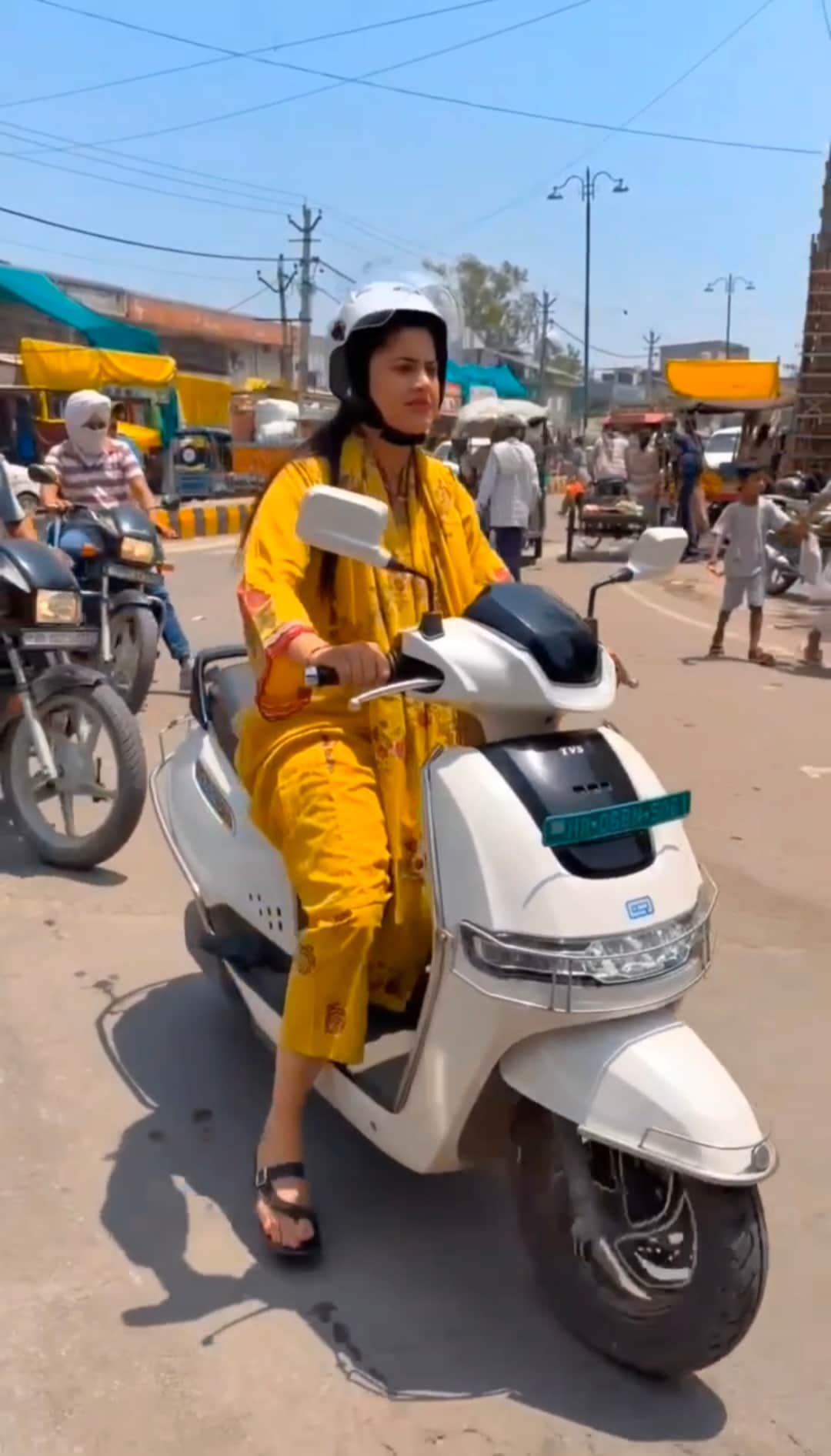 स्कूटी से जाते मेयर कोमल सैनी। स्रोत : सोशल मीडिया