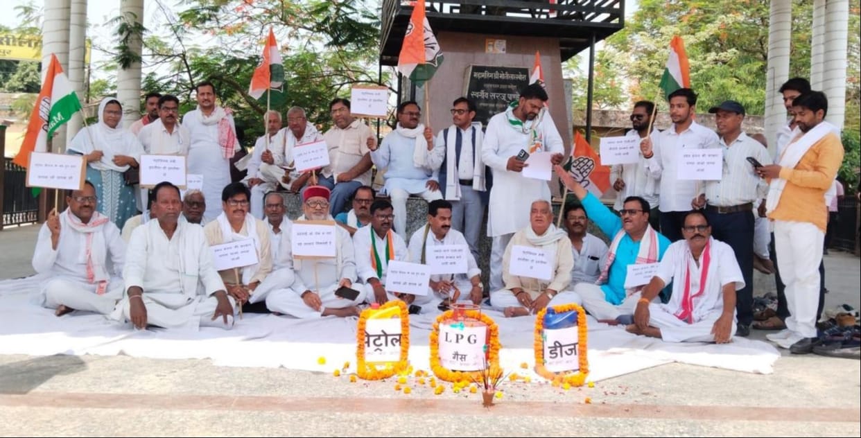 Congress workers burnt the effigy of the Petroleum Minister.