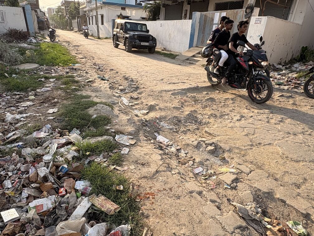 The dilapidated road is not repaired, problems will be faced in the rain