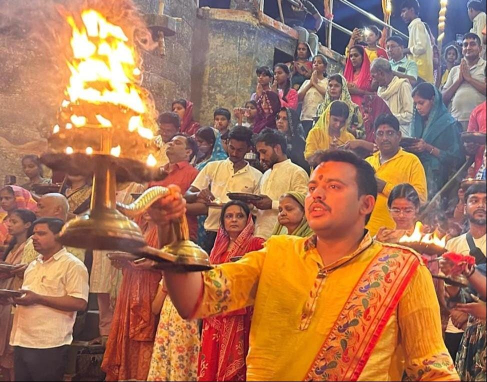 A grand Aarti of Mother Ganga was performed on the first day of Purushottam Maas.