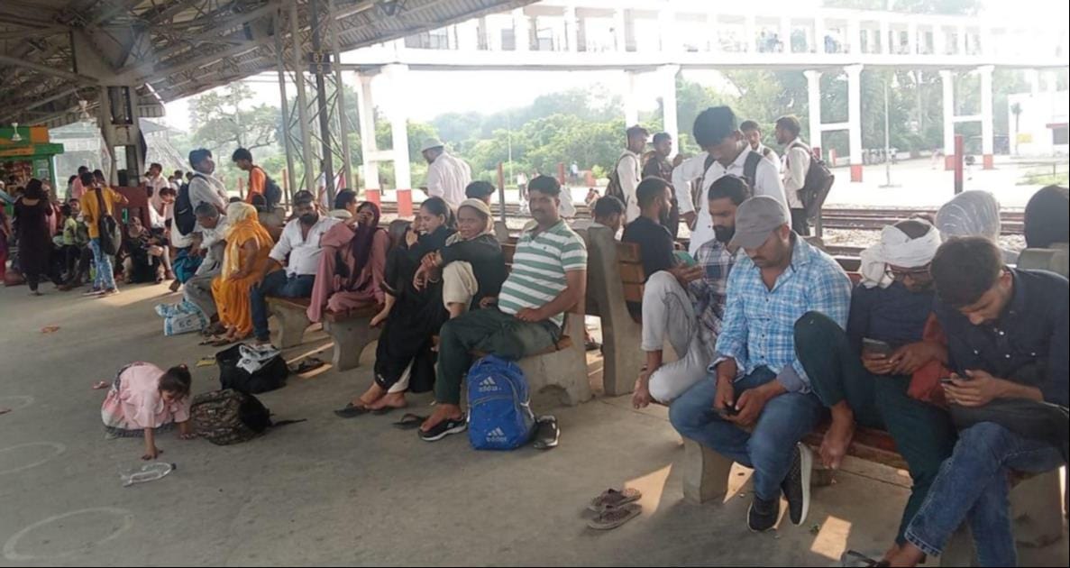 Udaipur City Express train arrived one hour late, passengers were upset.