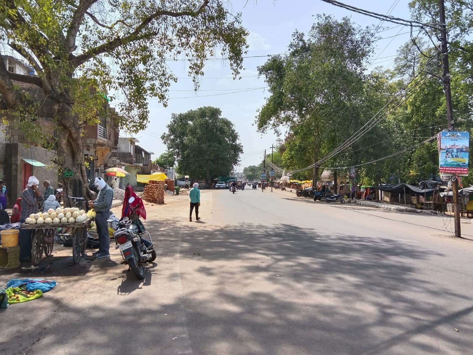 दोपहर के समय झांसी-मिर्जापुर नेशनल हाईवे पर पसरा सन्नाटा। संवाद