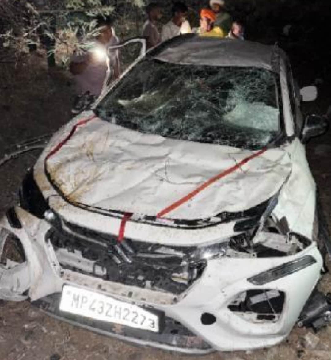 दुर्घटना में क्षतिग्रस्त हुई कार।