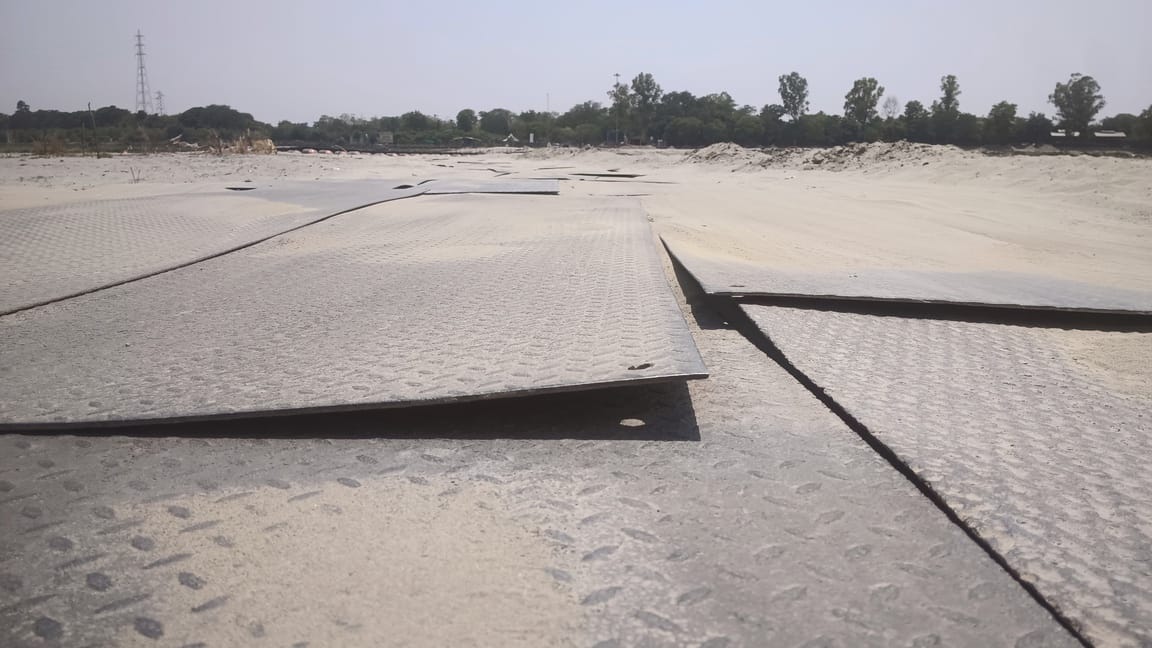 Pontoon bridge fails... A permanent bridge will be built between Dayalbagh and Poiya Ghat.