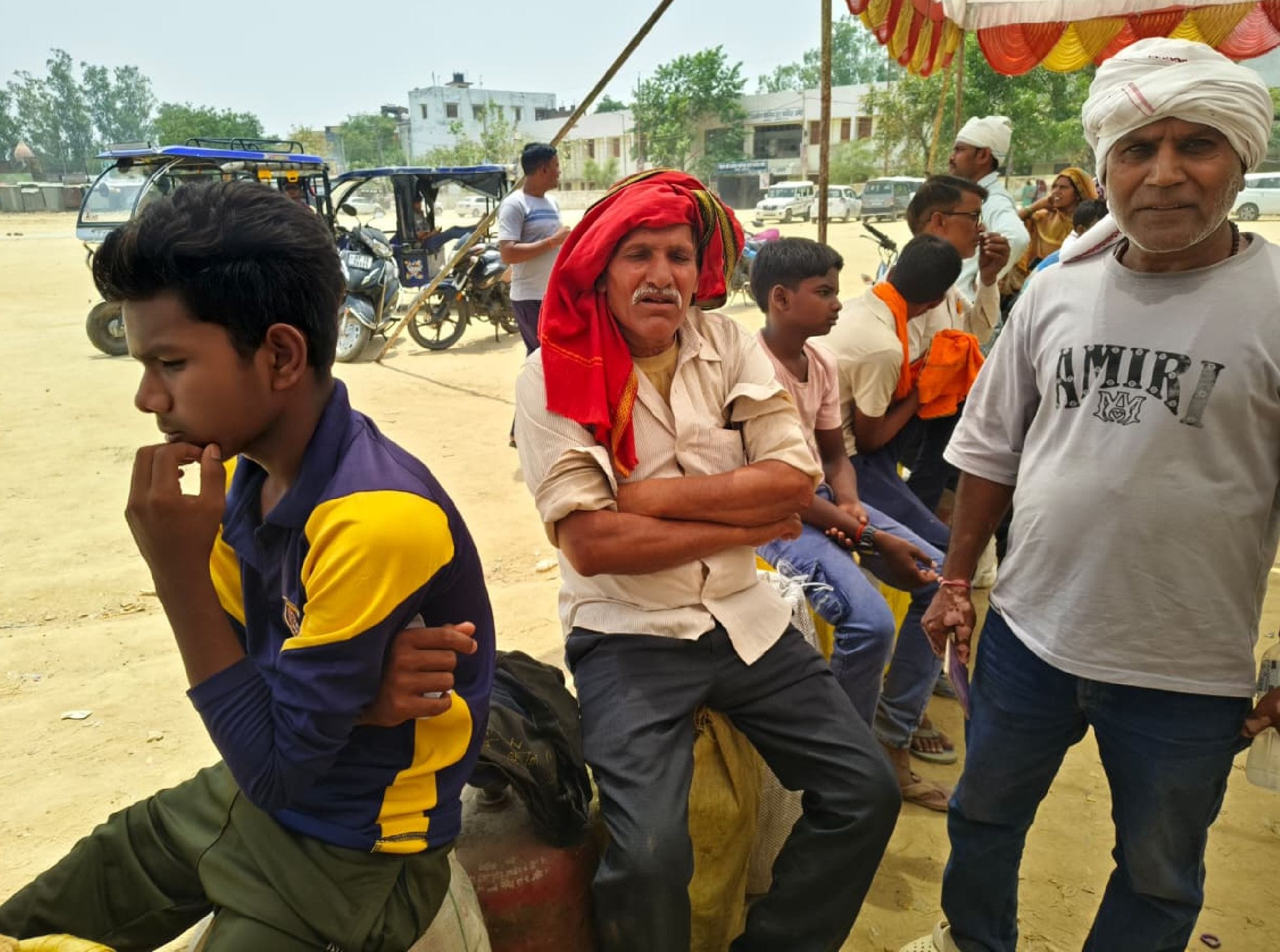 . अमेठी स्थित गैस गोदाम पर सिलिंडर लेने के लिए बैठे उपभोक्ता। -संवाद