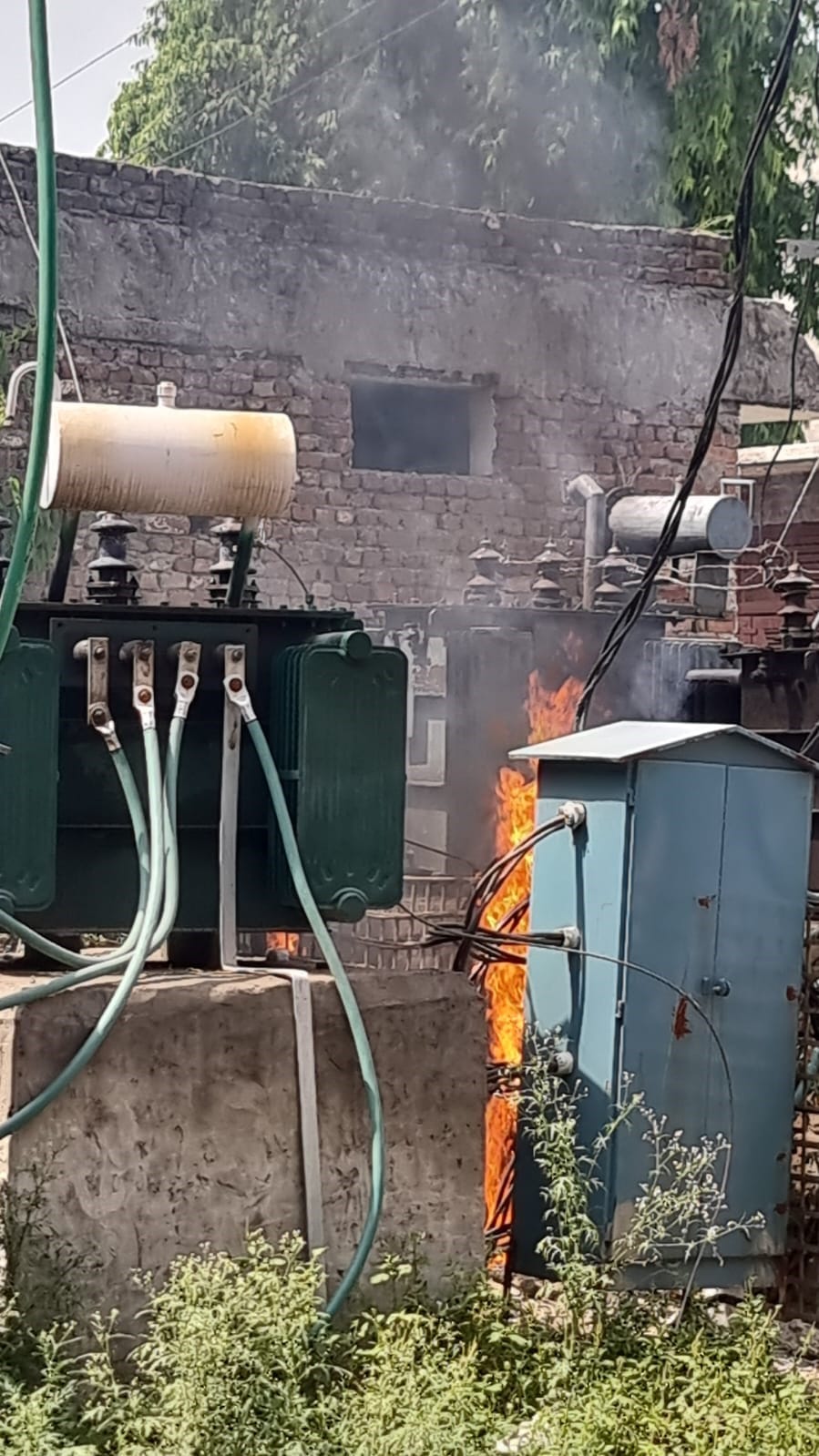 Fire breaks out in 250 KVA transformer, lights of 100 houses go off