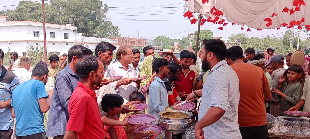 Faith surged on Bada Mangal, Bhandaras were organized at various places.