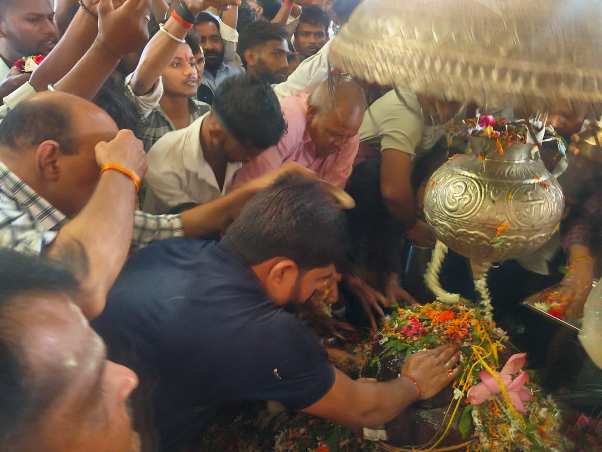 Devotees gathered on the first Monday of Adhikmas, water was offered