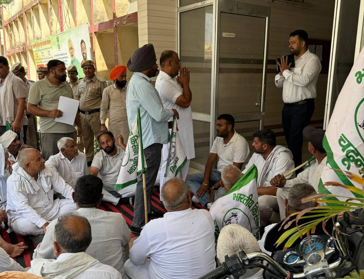 Farmers Stage Sit-in at SE's Office Over Delay in Tubewell Connections
