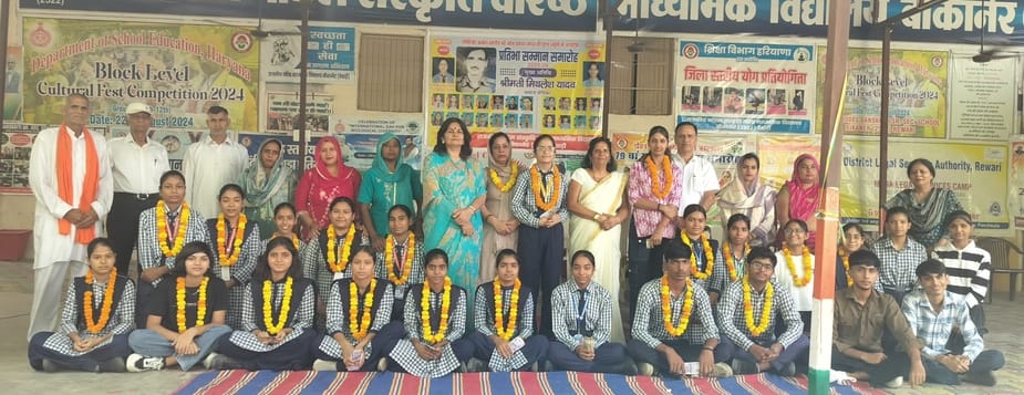 Meritorious students were honored in Bikaner school.